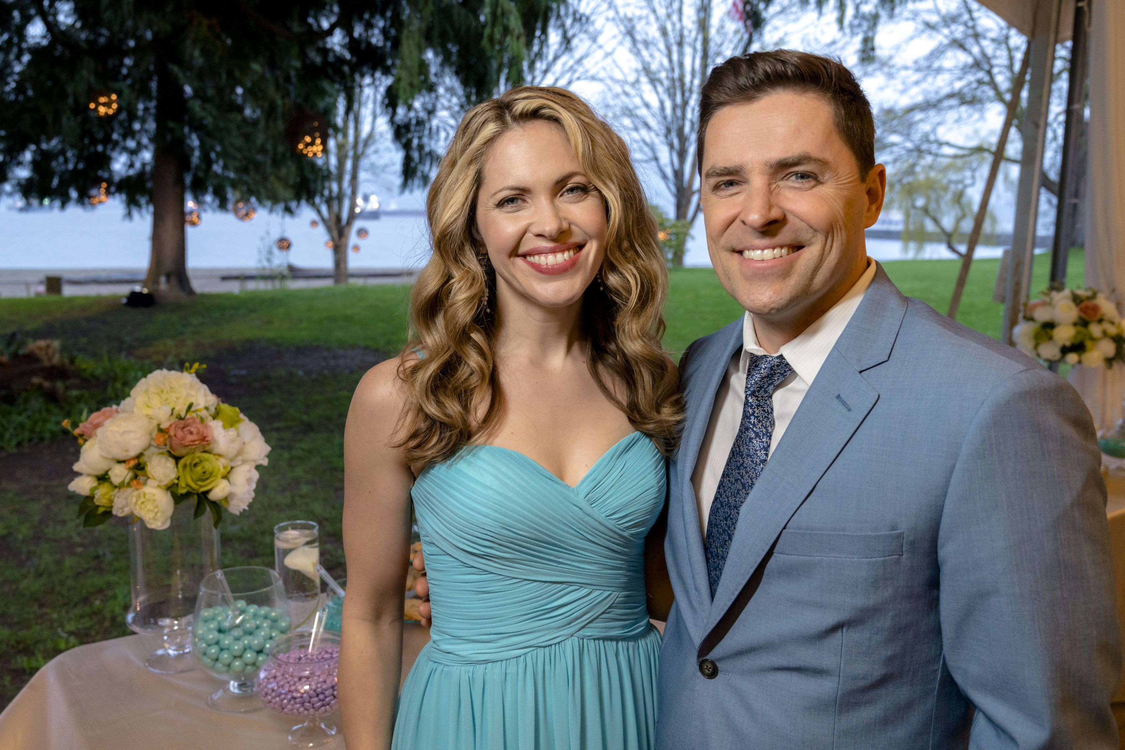 Everything about Kavan Smith: Salary, Spouse, Brother, Siblings, Wife, Nati...
